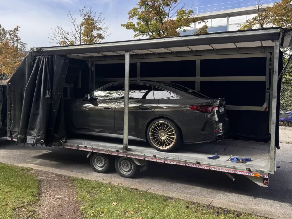 Neuwagen im geschlossenen Anhänger – Hol- und Bringservice von Royal Glanz in München