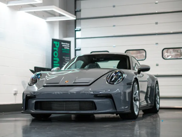 Porsche mit montierter Lackschutzfolie Profilm in der Royal Glanz Werkstatt in München